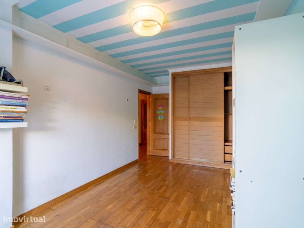 VENDE-SE T3 COM TERRAÇO E GARAGEM EM CARCAVELOS-15