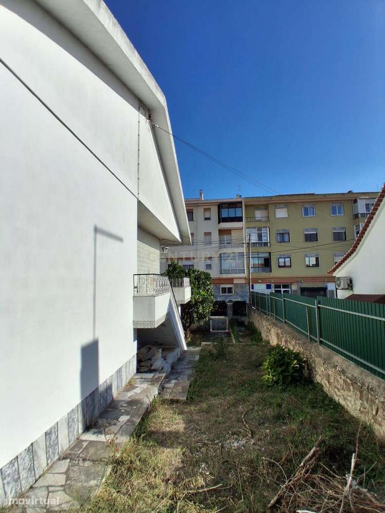 Moradia isolada T3 com ampla garagem e excelente terreno em Algueirão - Grande imagem: 5/45