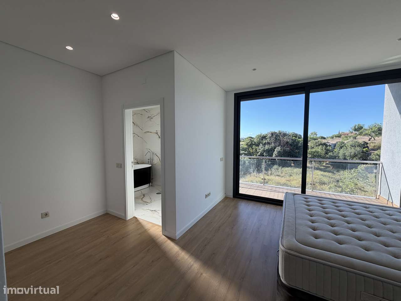Moradia T4 NOVA com box e piscina-29