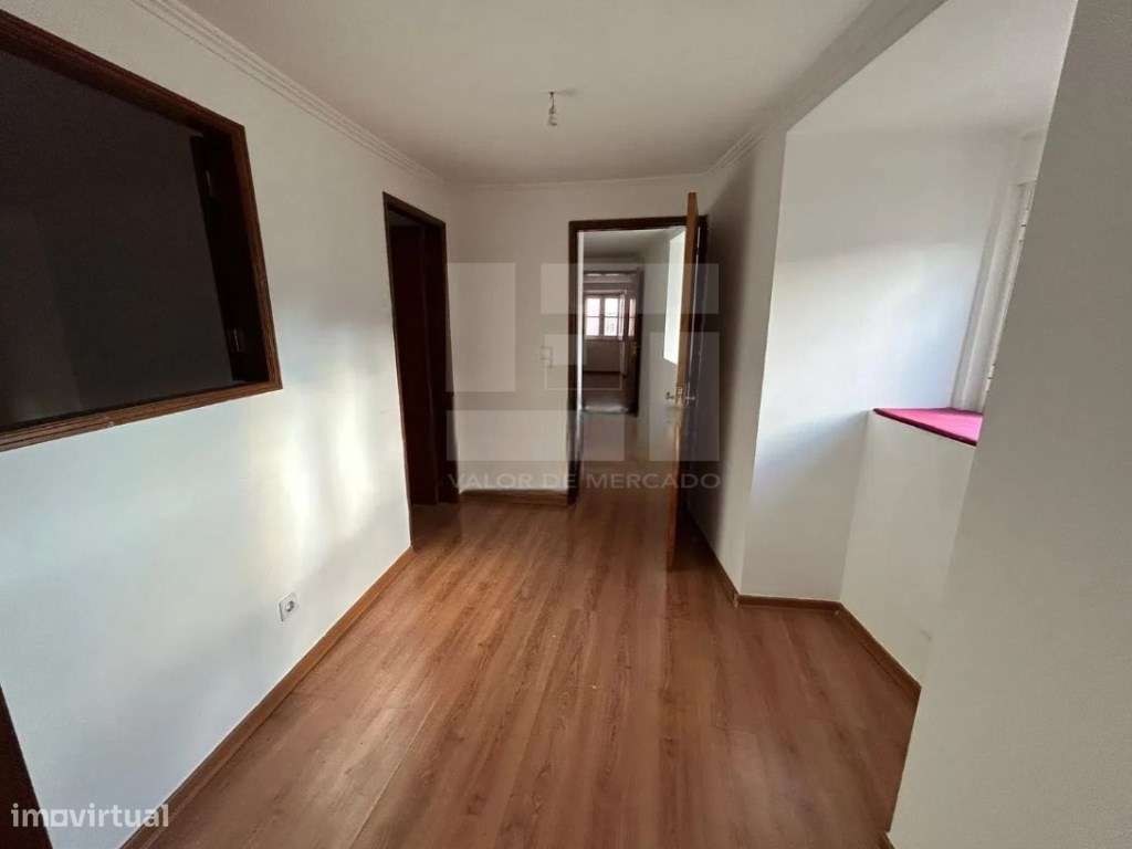 Apartamento T2 na Graça, Lisboa, perto de transportes públicos.-7