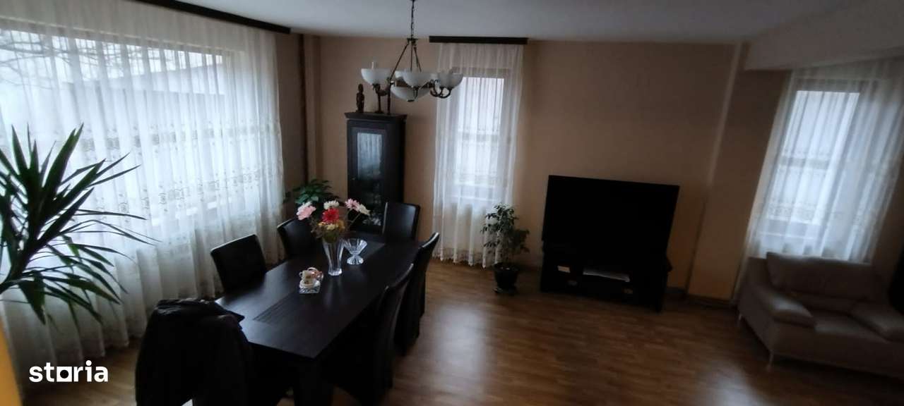 Casă / Vilă cu 6 camere în zona Kamsas