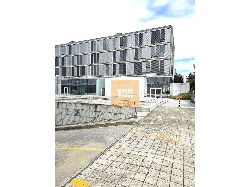 Lugar de estacionamento em S. Mamede Infesta - Grande imagem: 2/16