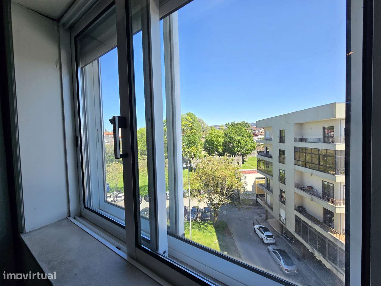 Apartamento T2 remodelado no centro, a 200m do Arco da Porta Nova-14