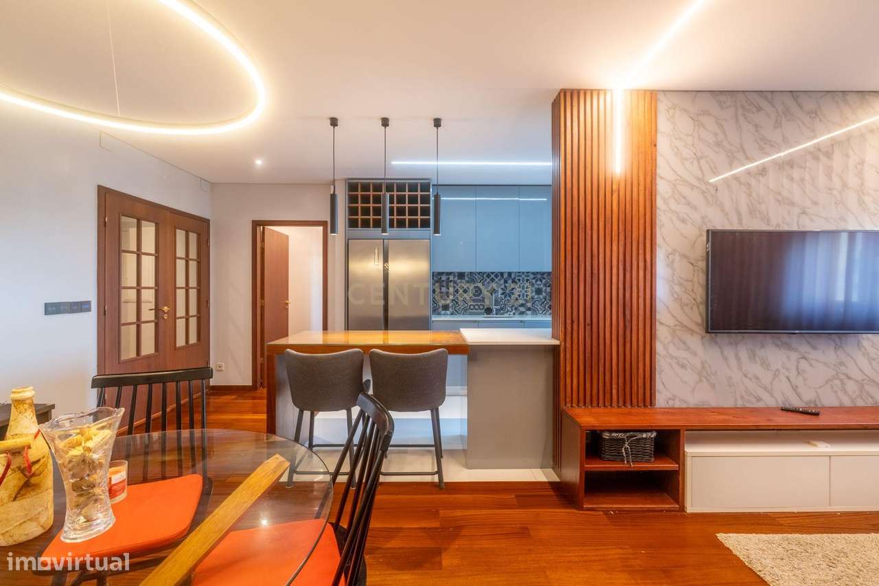 Arrendamento T2 Remodelado com Suíte, Mobilado e Garagem – Junto ao Ar - Grande imagem: 4/21