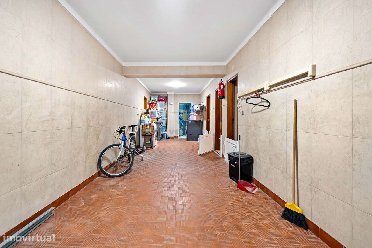 Prédio em Propriedade Total com Terraço, Garagens  no Montijo-12