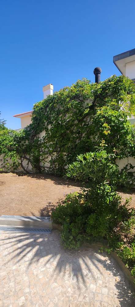 Moradia de Charme Reabilitada no centro da Parede com 434m² de Terreno-50