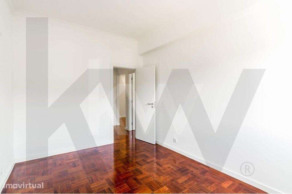 São Domingos de Benfica | Apartamento T2 Remodelado c/ varanda junto a-15