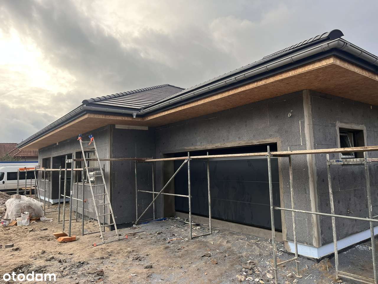 Nowoczesny dom parterowy z garażem w spokojnej okolicy - Pełny obrazek: 5/8