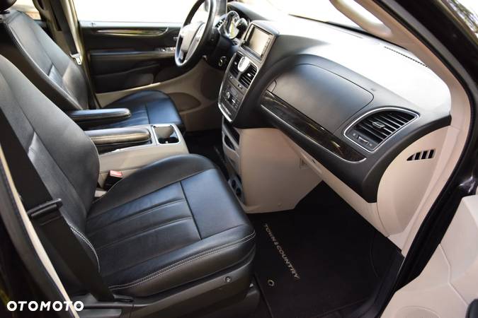 Chrysler Town & Country 3.6 Touring - 16