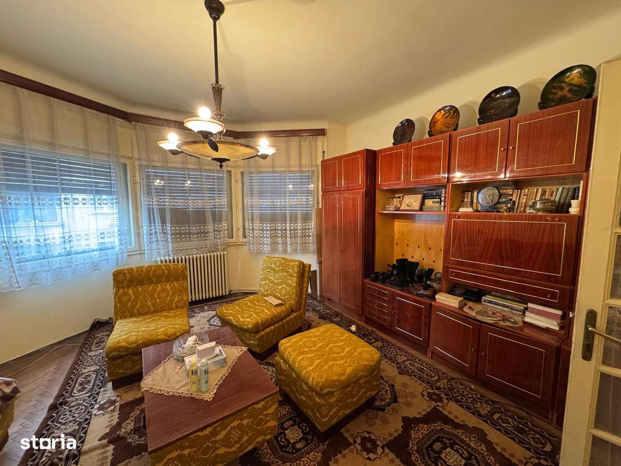 Vanzare apartament patru camere in vila cartierul Armenesc curte