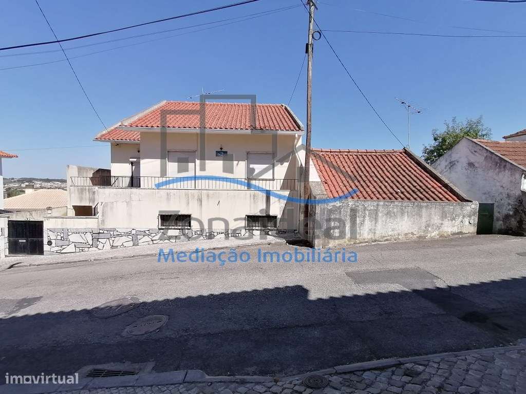 Moradia com dois pisos e logradouro, localizada em Alenquer-43