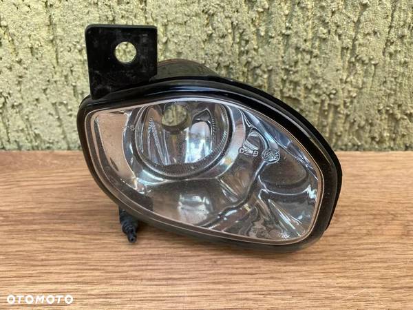 TOYOTA AVENSIS II 2 T25 03-06 HALOGEN PRAWY PRZEDNI - 1