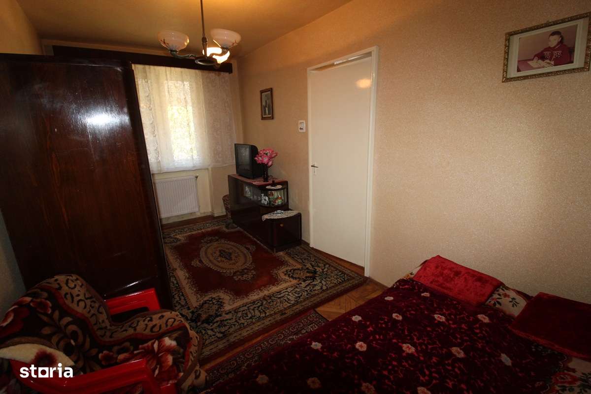 Vând apartament 4 camere în Hunedoara, zona OM-Str.Mățișorului, et. 2-6