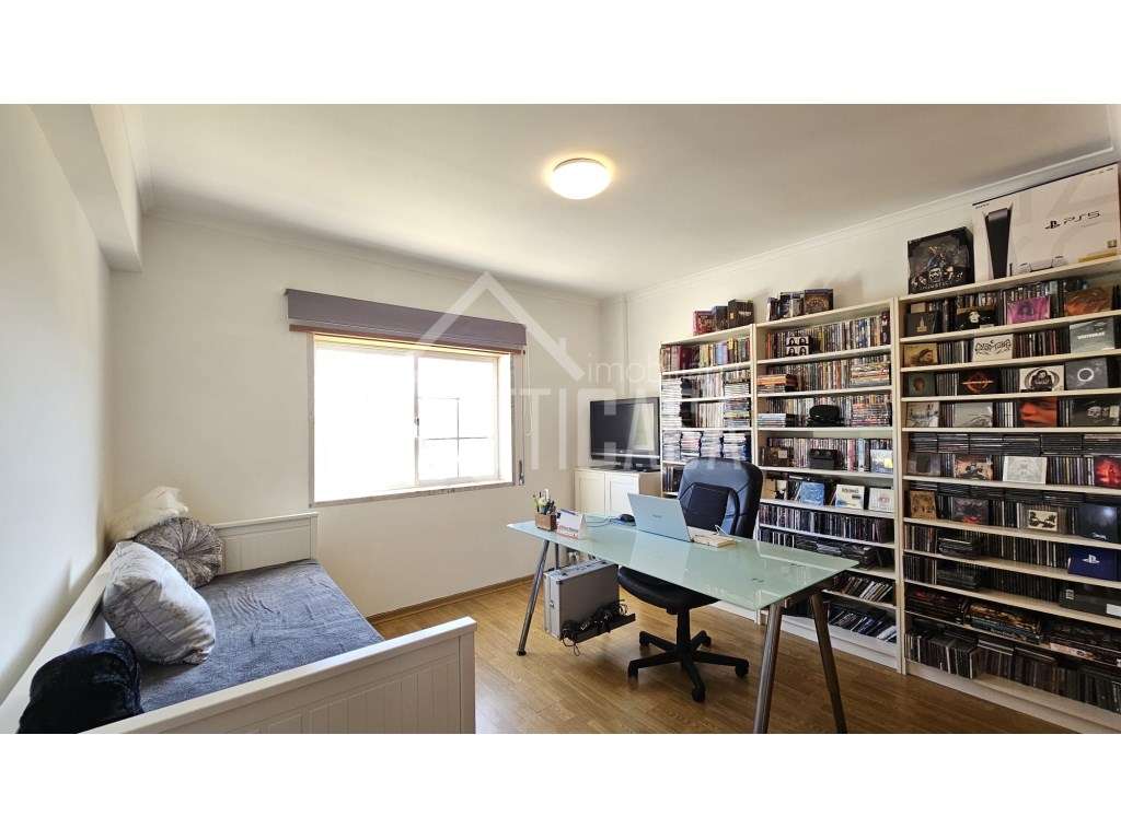 Apartamento T3 com garagem BOX em Alcainça-26