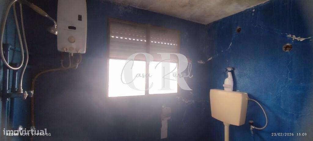 Moradia T3 com vários anexos, terreno e poço-27