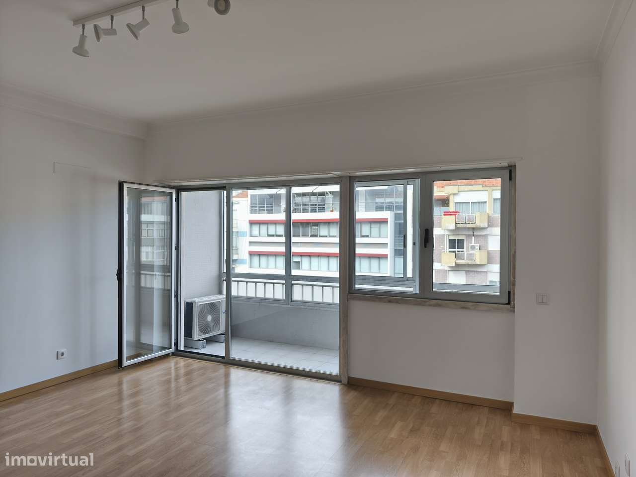 T1 Av. Columbano Bordalo Pinheiro, bem conservado, cozinha equipada. - Grande imagem: 1/28