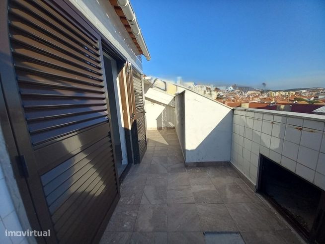 Apartamento Duplex Totalmente Remodelado na Costa da Caparica-30