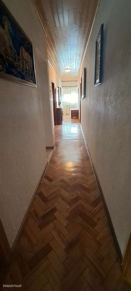 Moradia T5 com garagem e jardim em Miranda do Douro-28