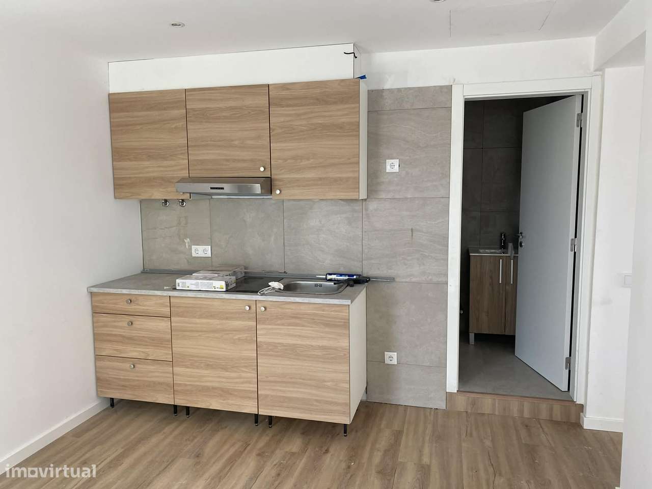 Vende-se imóvel totalmente renovado com 1 T2 + 5 T0 em Coimbra. - Grande imagem: 2/8