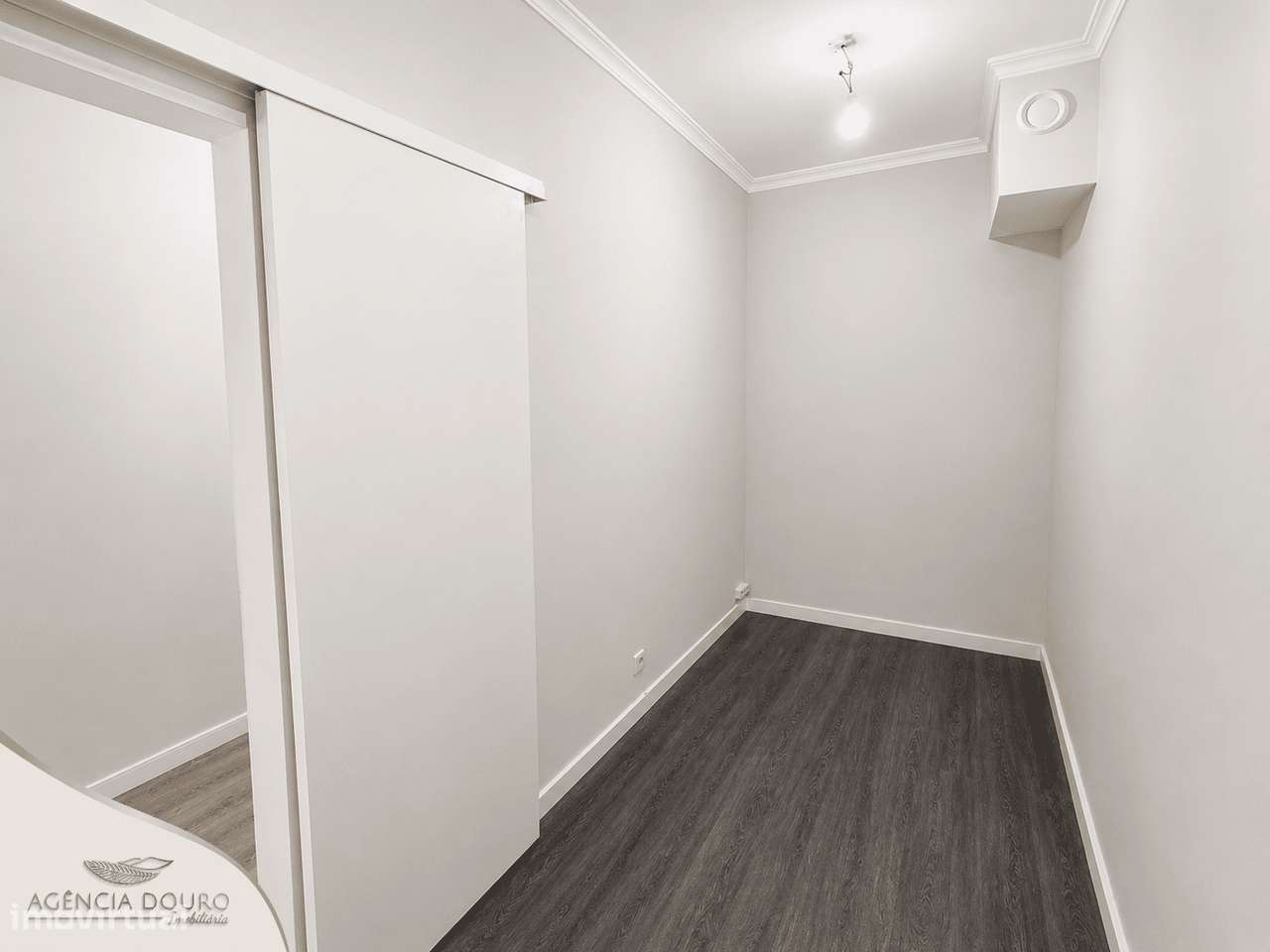 Apartamento T1+1 remodelado no centro de Matosinhos-10
