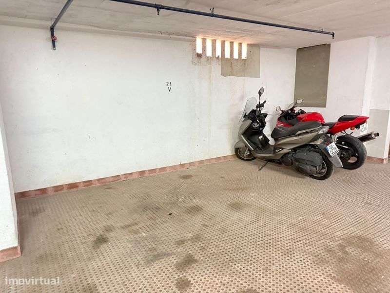 Lugar para mota a 300m da estação Tapada das mercês - Grande imagem: 4/4