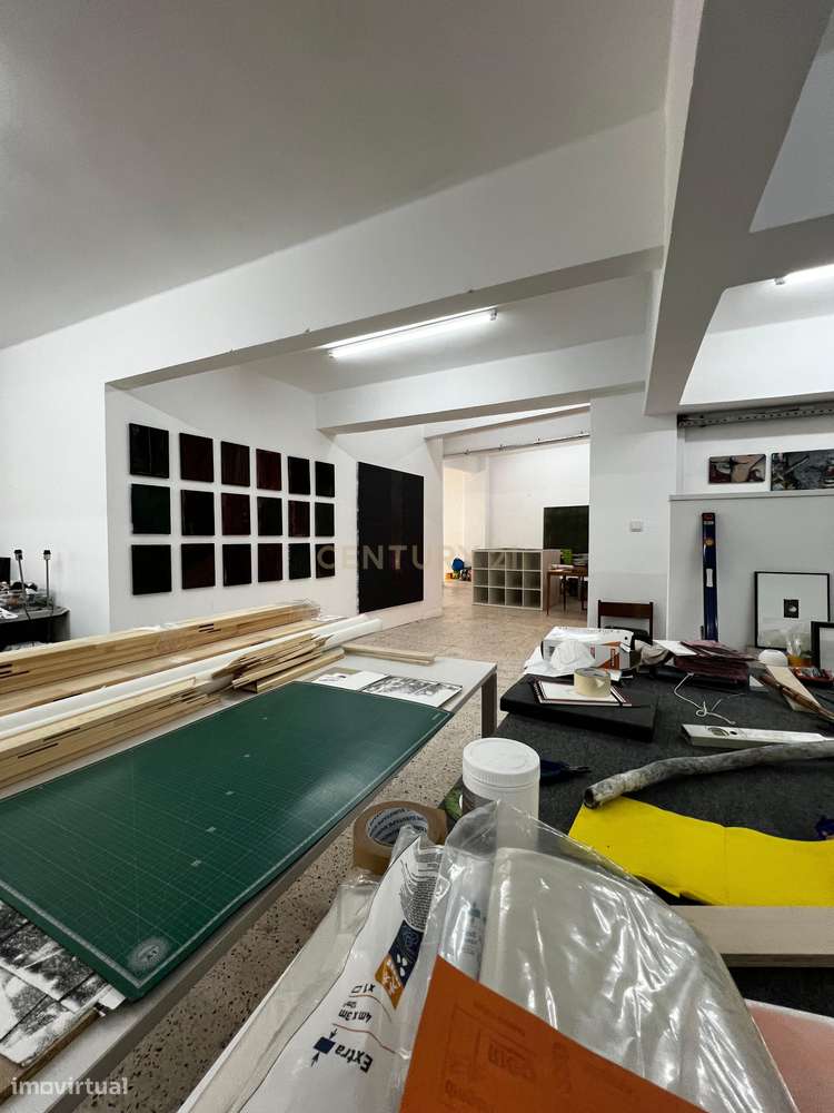 Armazém Amplo em Sacavém-4