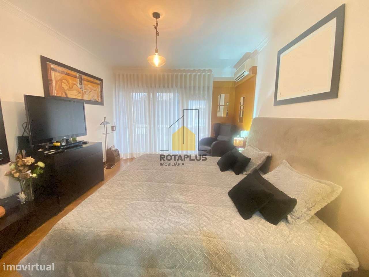 Moradia T4, Salão de Convívio e Excelente Localização-16