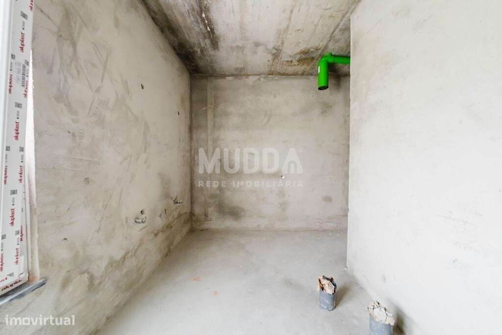 Moradia isolada de design contemporâneo nos Casais Mestre Mendo-31