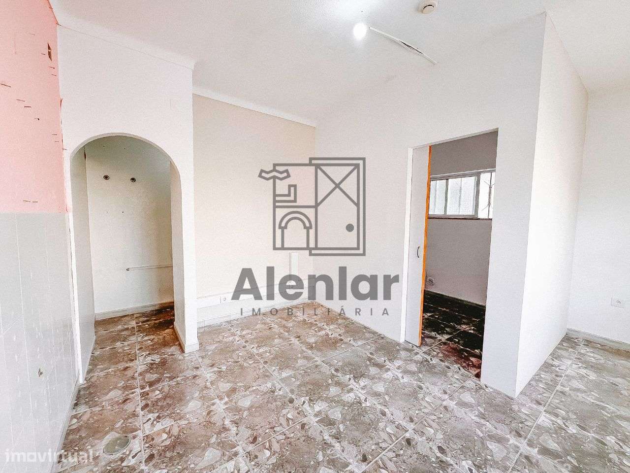 Loja perto das escolas em Alenquer - Grande imagem: 4/10