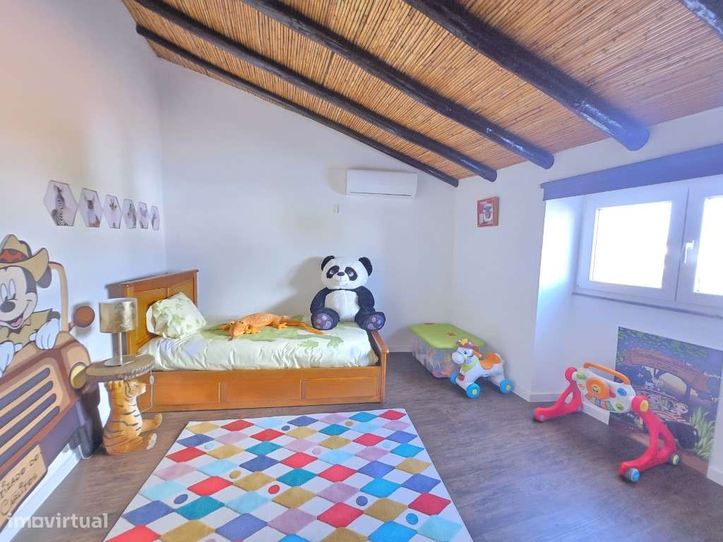 Moradia T5 Moderna com Piscina Aquecida e Garagem para 4 Carros-20