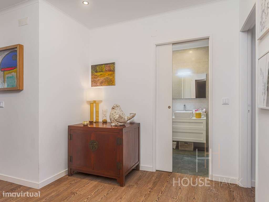 T2 Remodelado no Pragal com vista rio e duas varandas-11