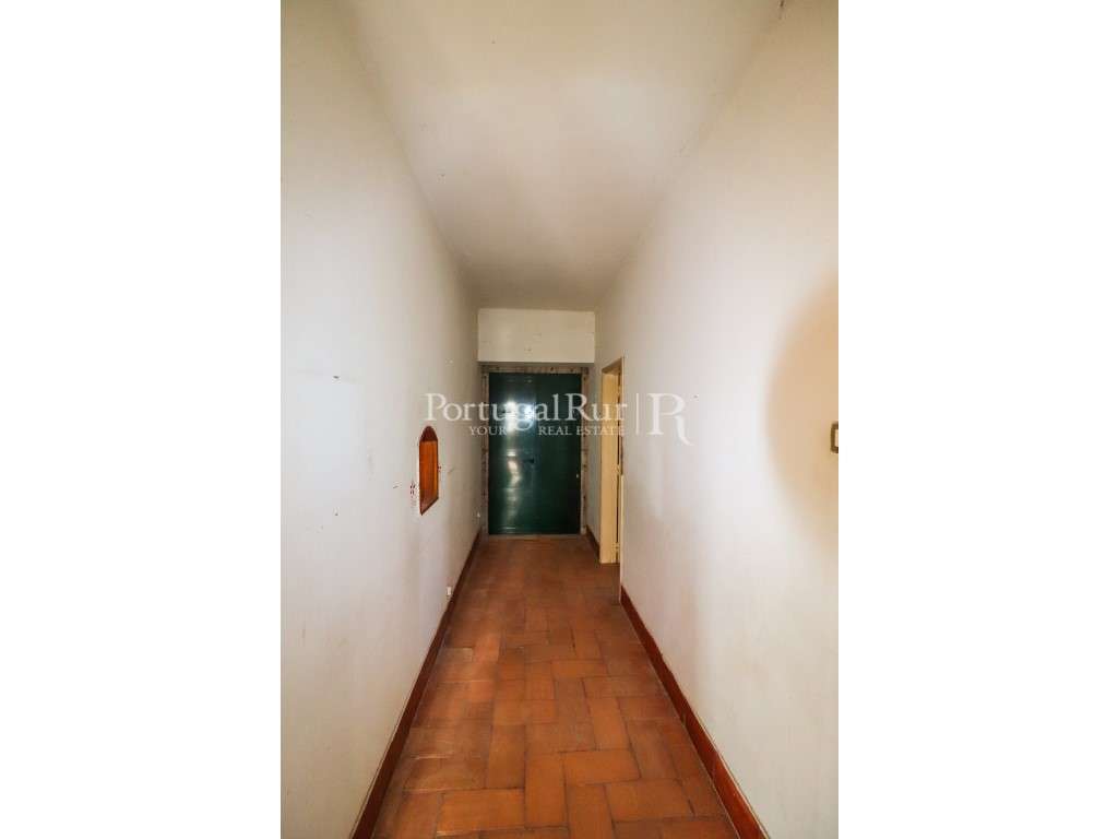 Quinta com casa de habitação T5 e diversas construções-40