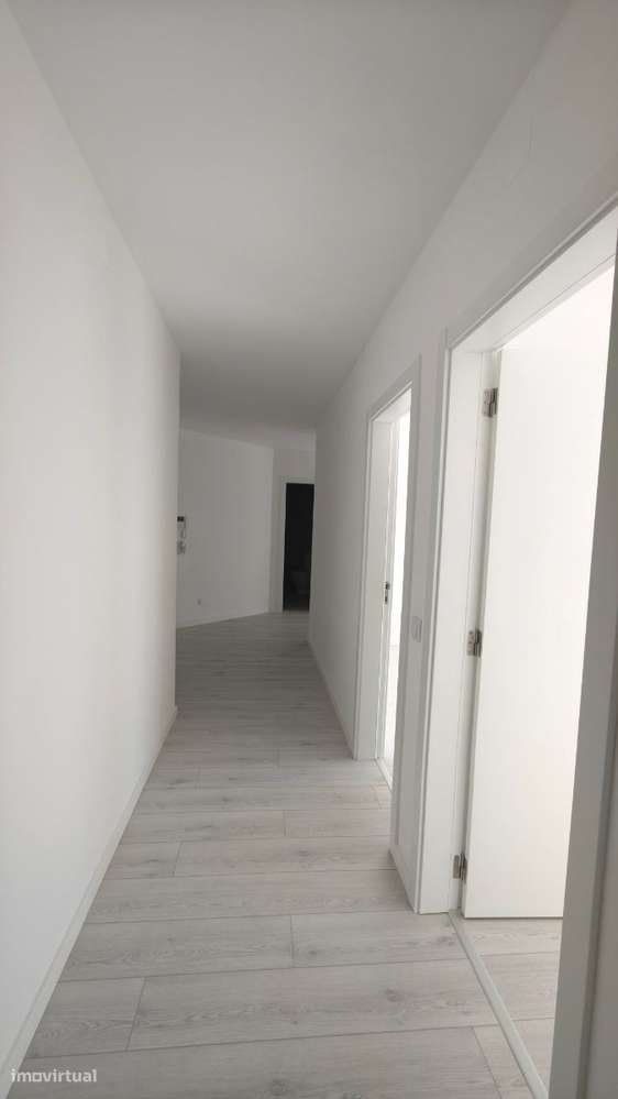 Apartamento T2 com parqueamenti e terraço. Vistas de mar-17