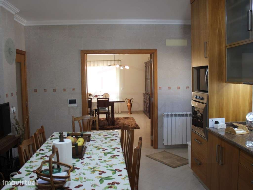 Moradia T5 com grandes áreas em zona muito tranquila de Rio Maior-35