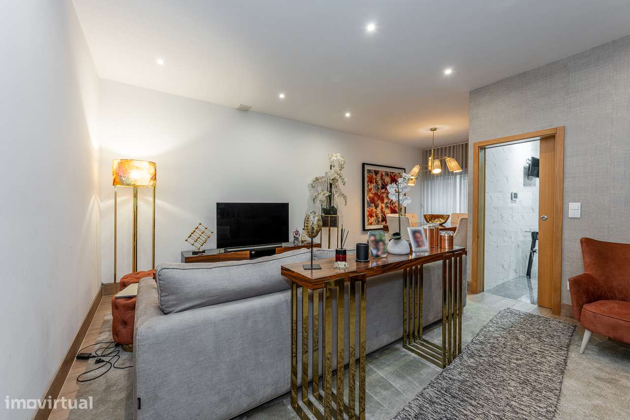 Moradia T3 com pátio, anexos e garagem em Paranhos - Porto-11