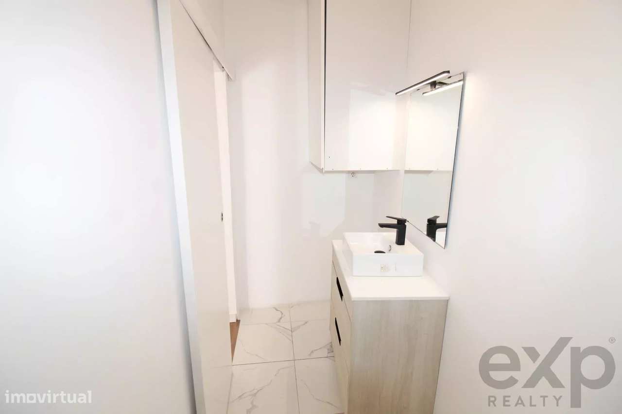 BAIXA DE PREÇO - Excelente T2 Renovado no Candal-18