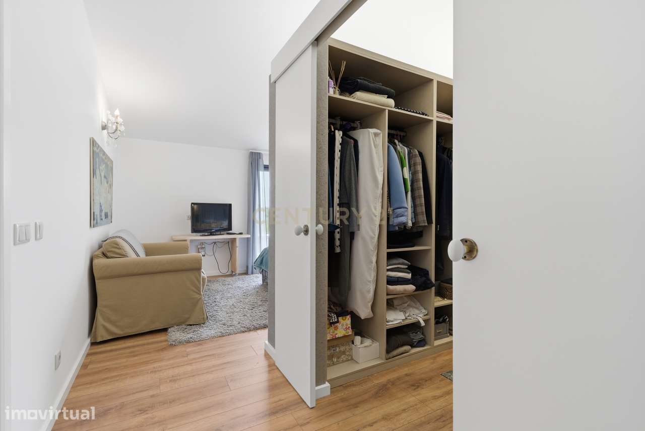 Quintinha T4 com edificação contemporânea no coração do Oeste, com ter-19