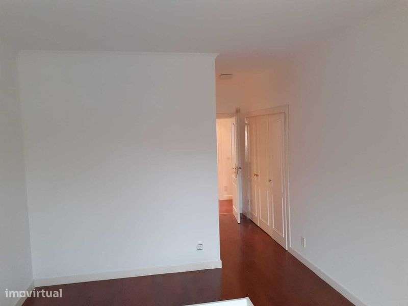 T4 na Beloura em zona central - Grande imagem: 5/12