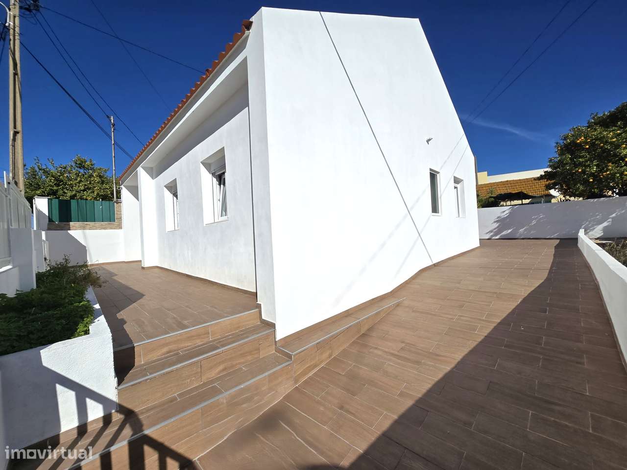 Fantástica Moradia T2 Totalmente Renovada, Independente em Setúbal-38