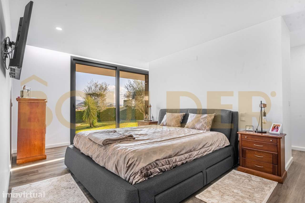 Moradia Térrea T4 de Arquitetura Moderna com Piscina-5