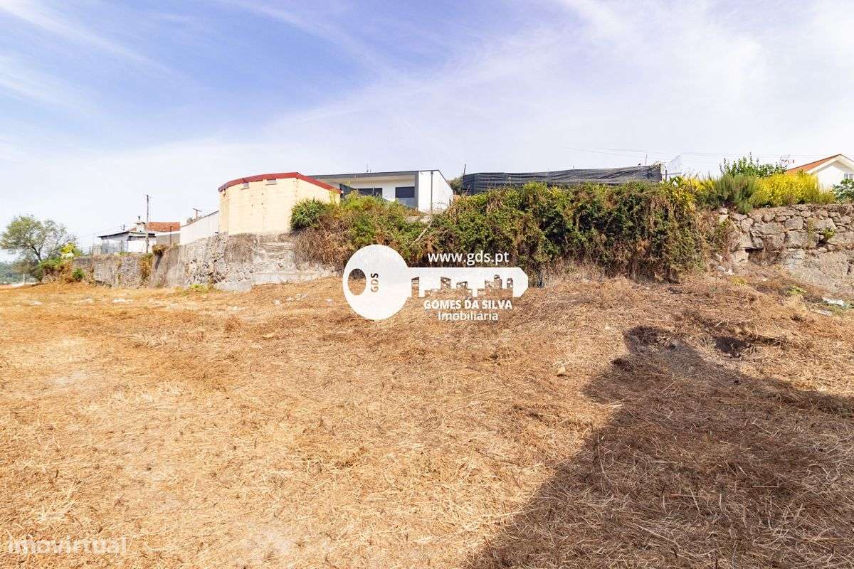 Ruínas em Esporões com terreno de 6.611m2 em área de construção-11