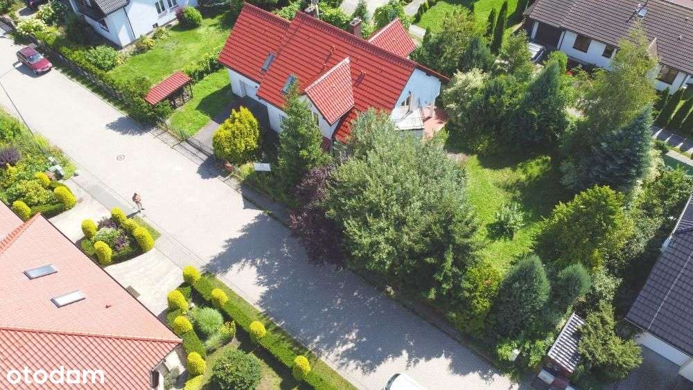 Dom wolnostojący z dużym ogrodem w spokojnej okolicy.-5