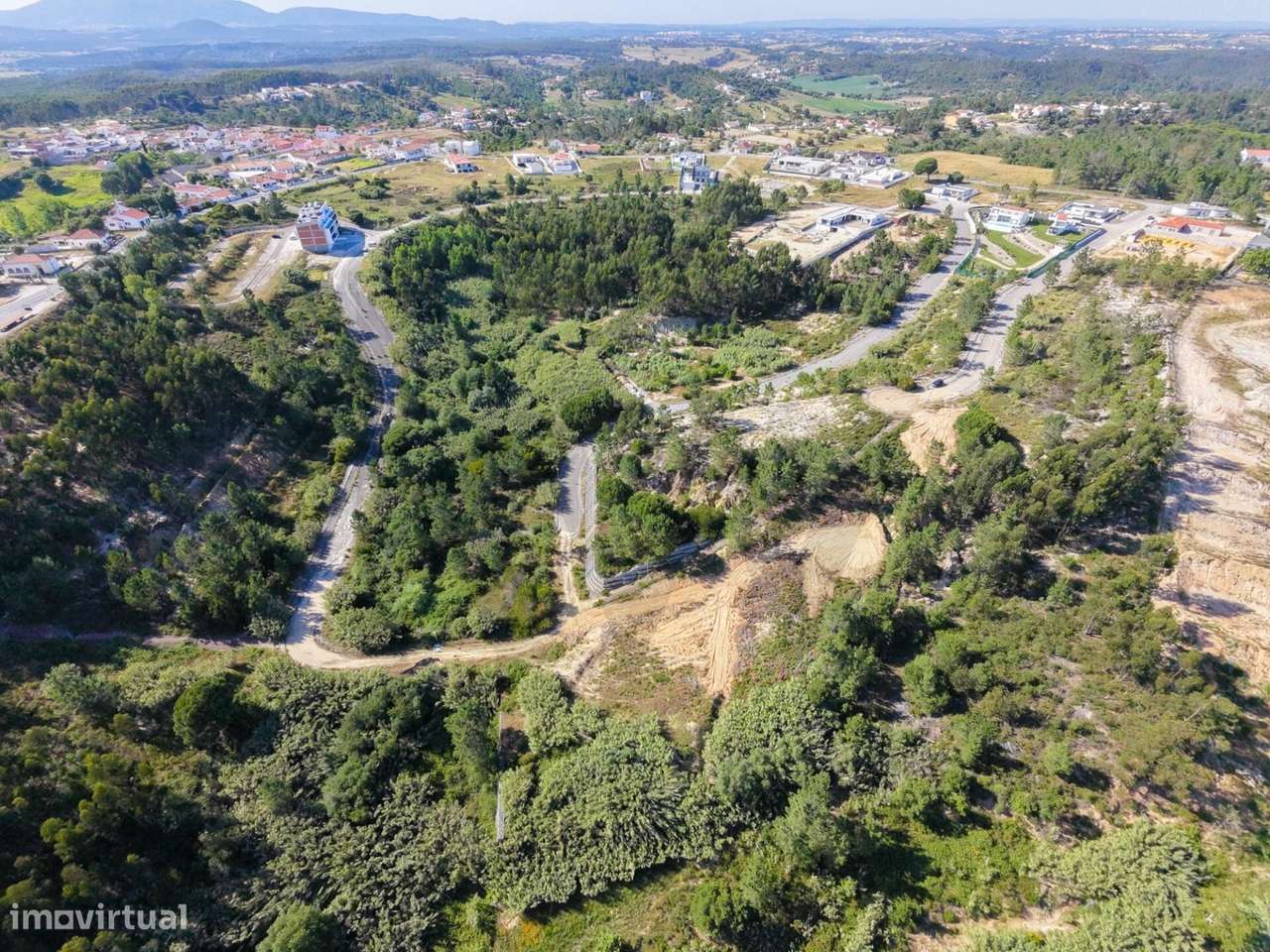 2 Terrenos Urbanos com Vista Panorâmica Ideal para Moradias de Luxo --4