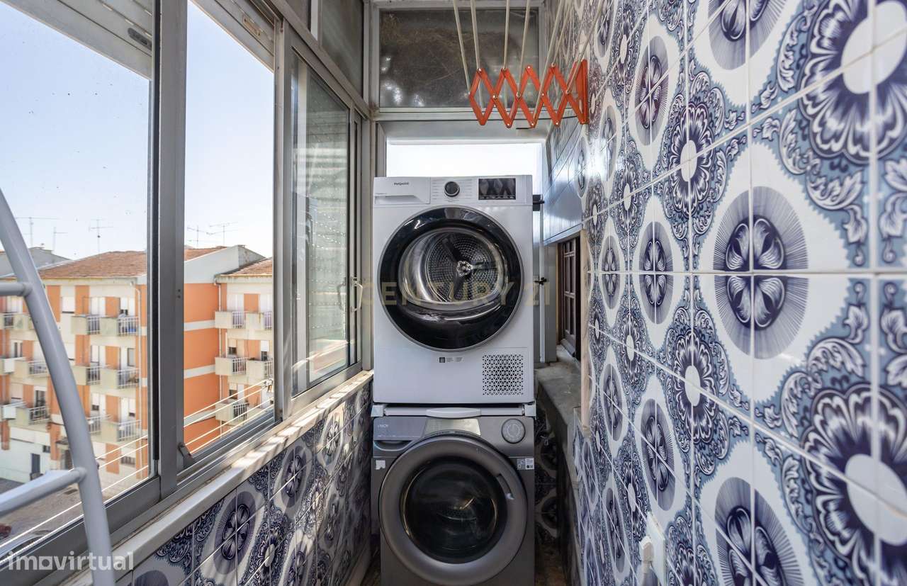 T3 equivalente a T4 no Bairro de São Gabriel com 3 Varandas e Vista Pa-36