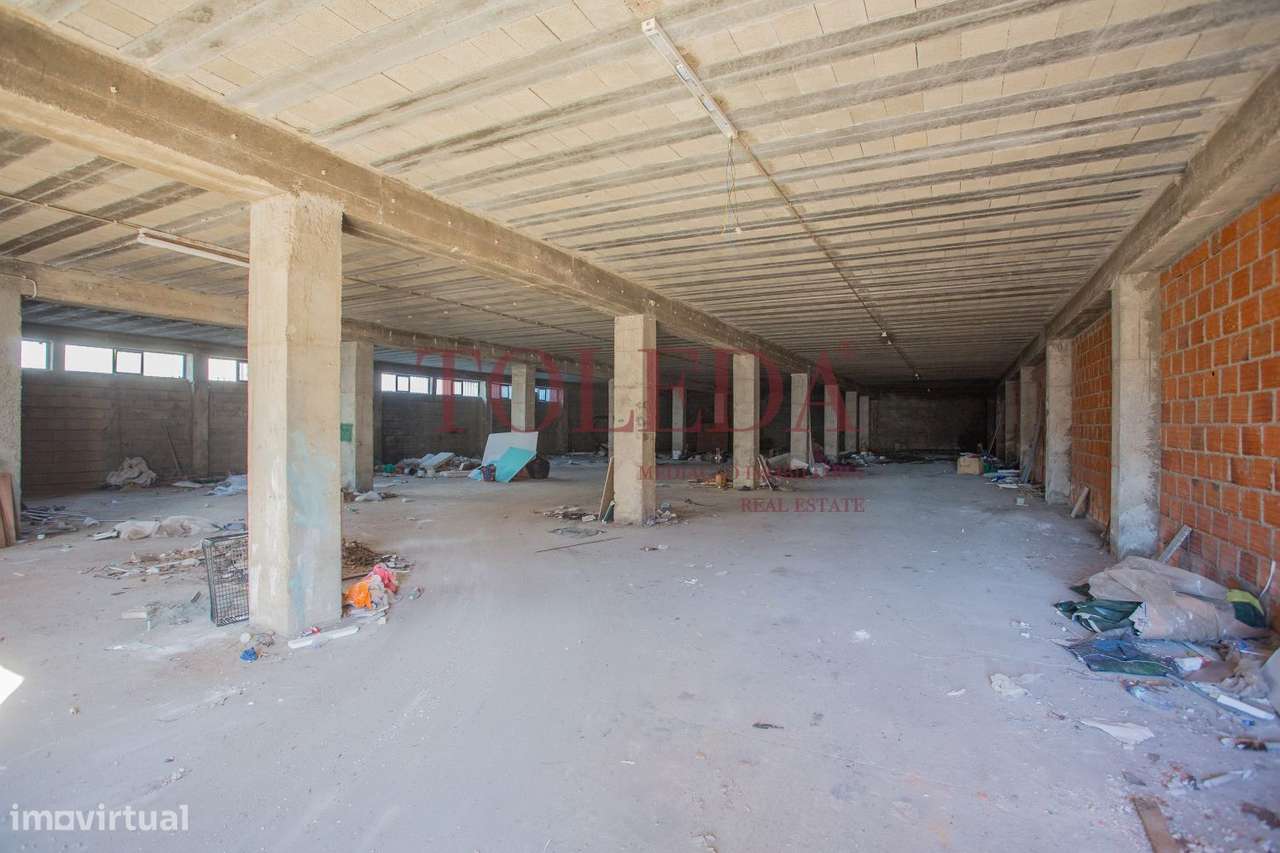 Armazém com 700m2 em zona Industrial-12