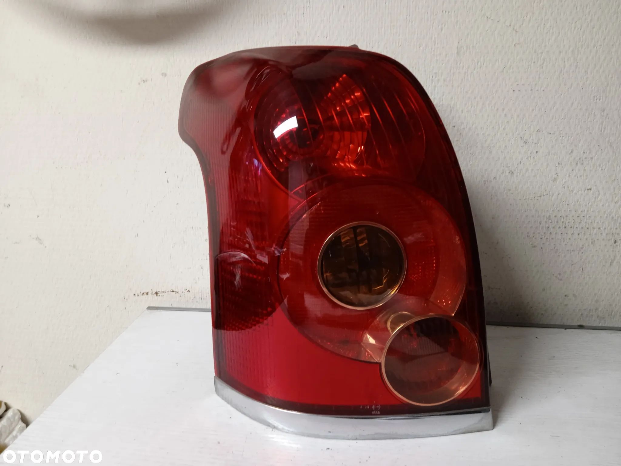 LAMPA TYLNA LEWA TOYOTA AVENSIS 03-06 KOMBI - 1