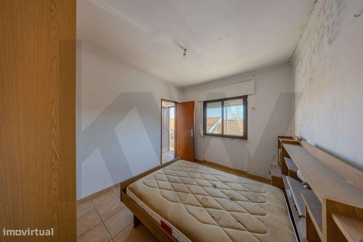 Moradia Bi-Familiar + 2 Anexos Habitáveis na Sobreda Caparica-6