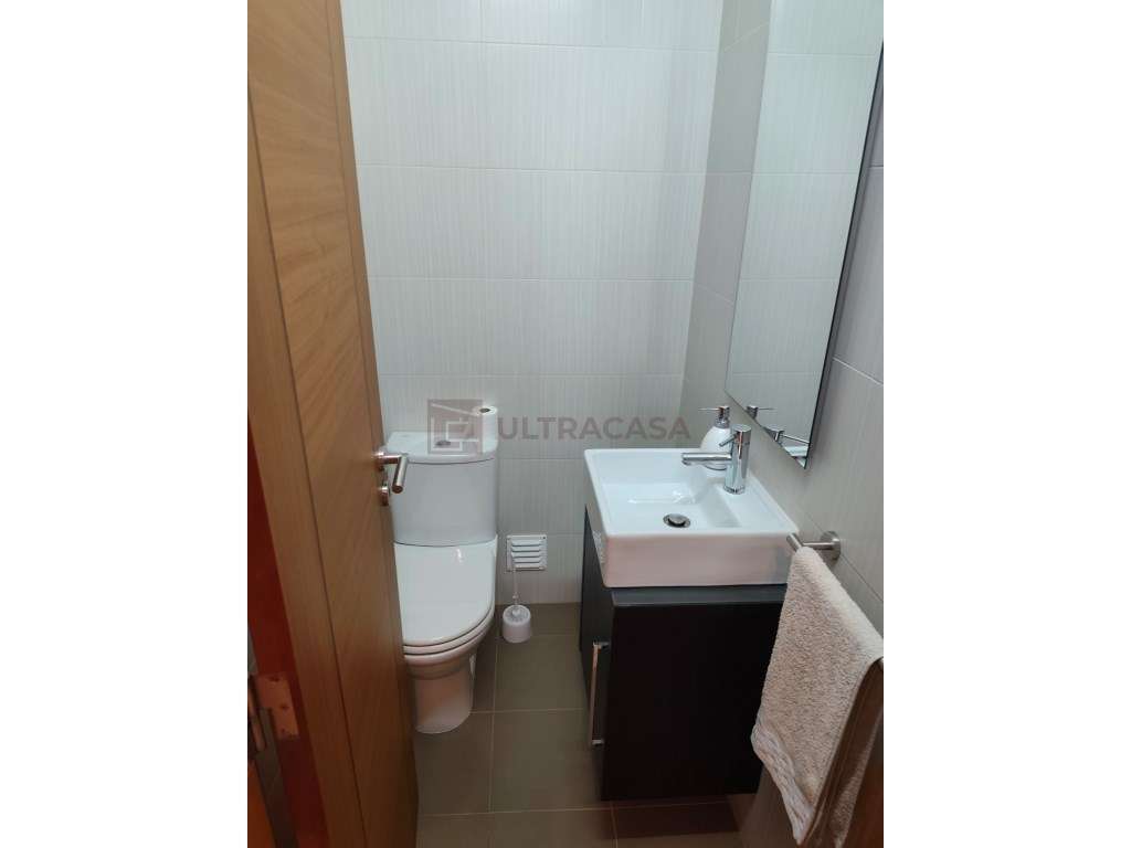 Vende-se Moradia V4 renovada com terraço, churrasqueira e horta a 5...-10