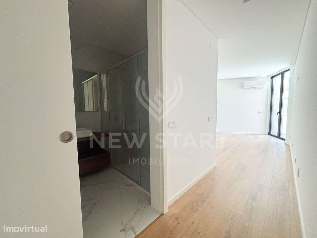 Apartamento T2 Moderno com Varanda e Piscinas no Condomínio Del Mar...-7