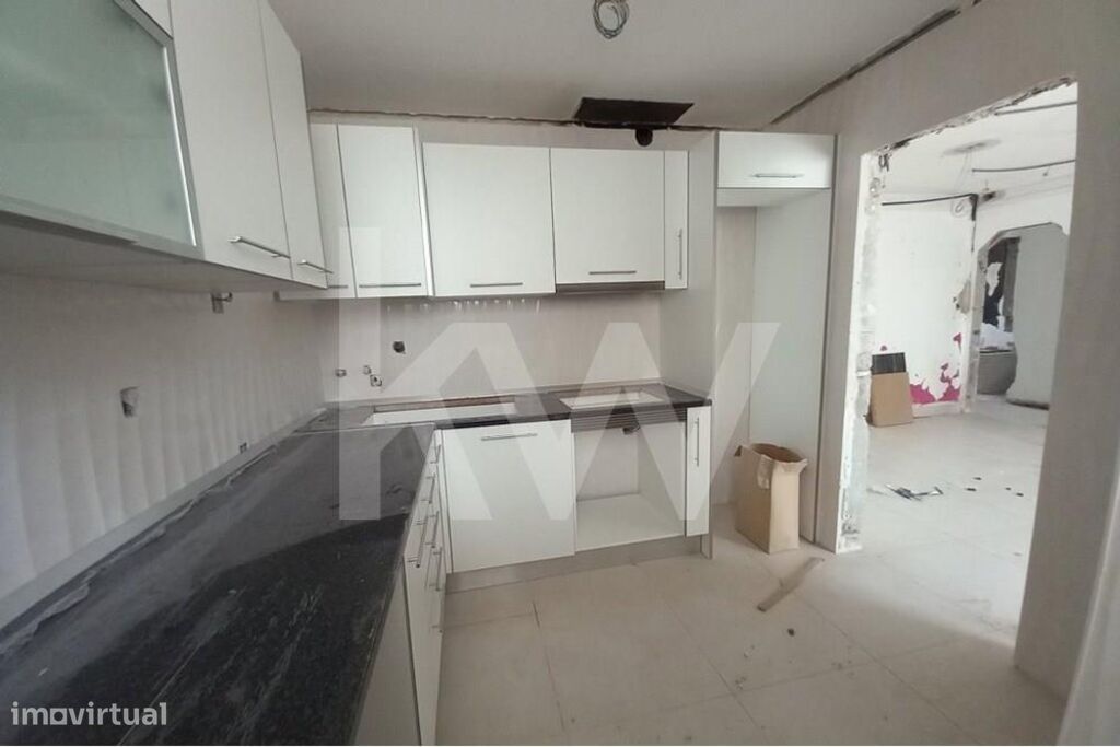 Apartamento de 5 Assoalhadas  | T4  |  em Fase de Remodelação Total  |